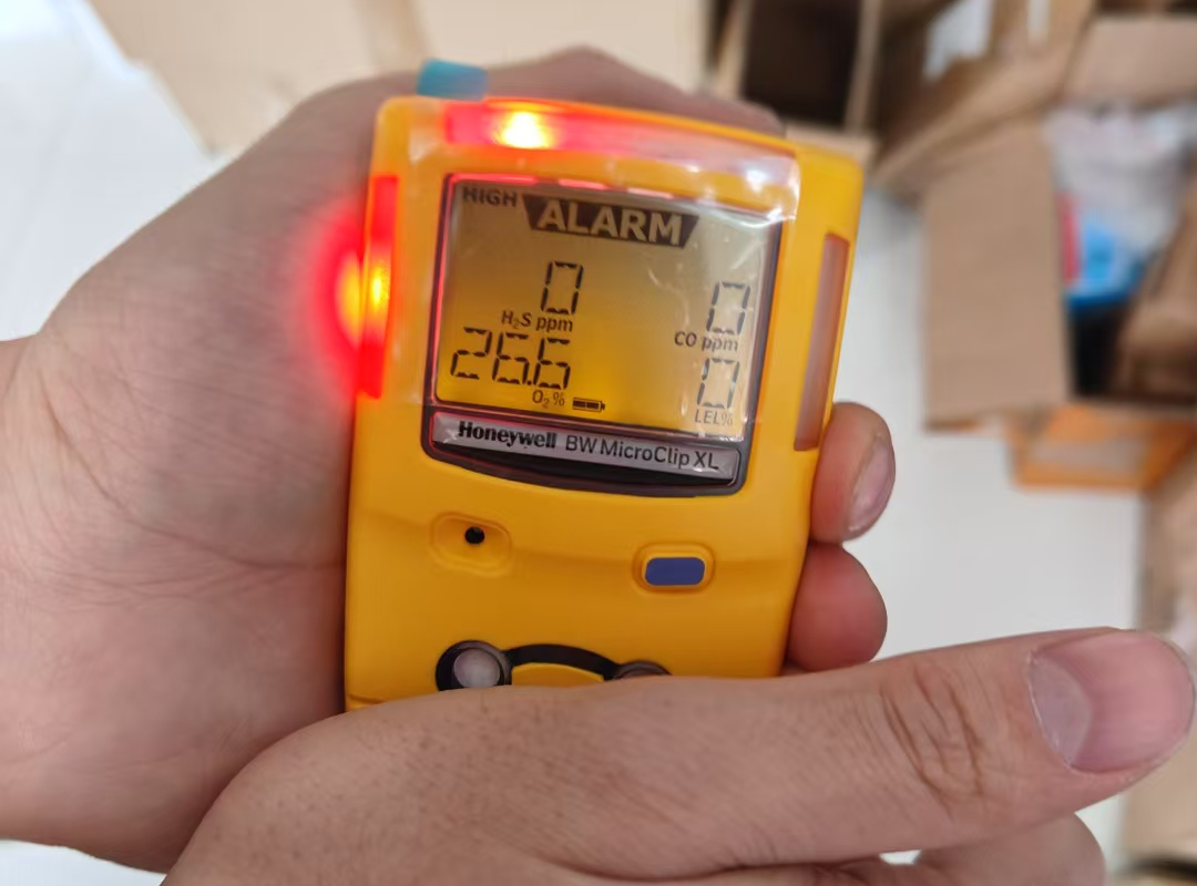 Lead oxygen sensors (galvanic cells) exhibit significant responses to changes in air pressure.